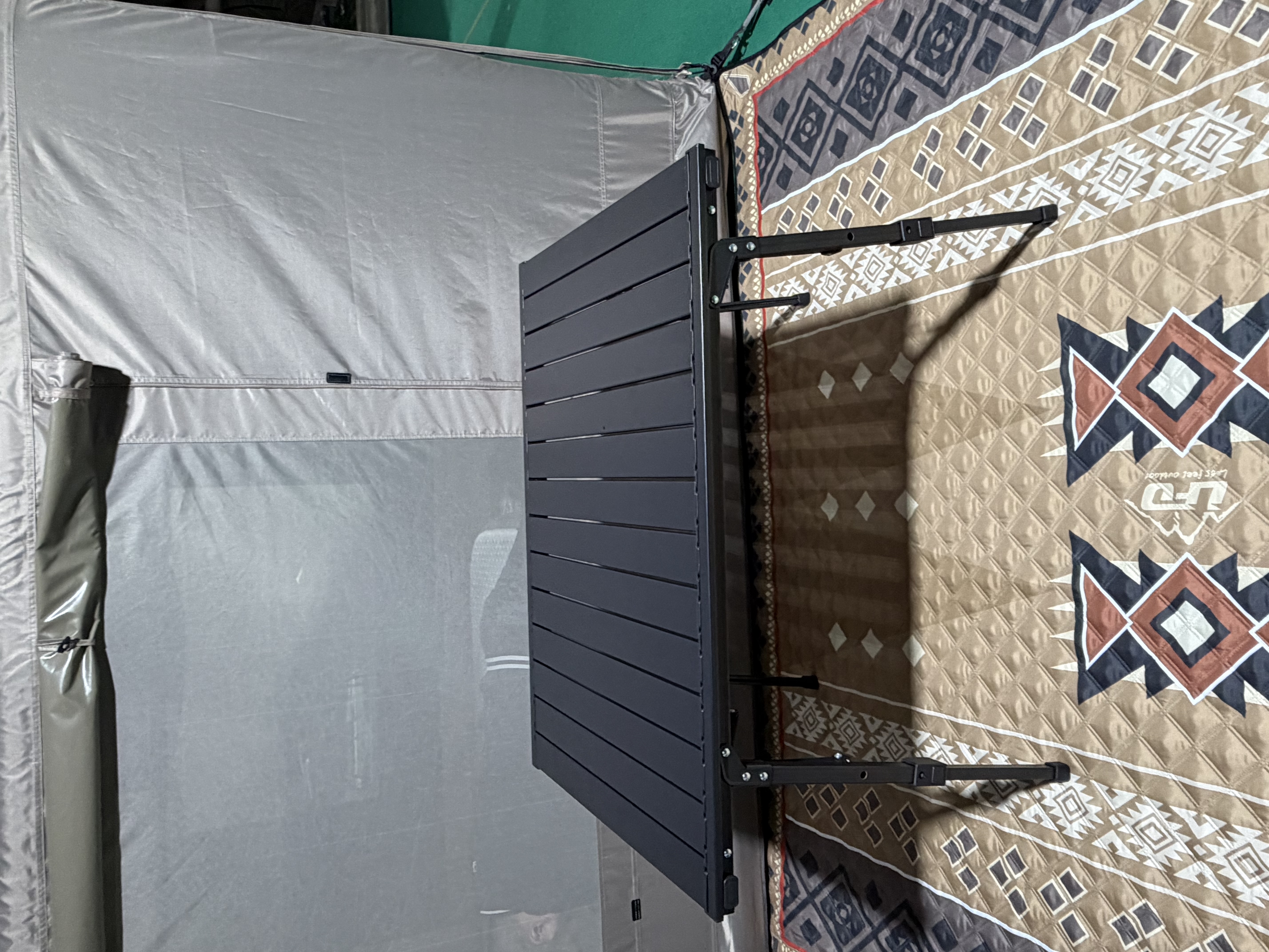 Аяны ширээ хөл тааруулдаг