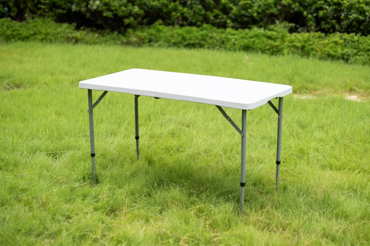 Аяны дунд хэмжээтэй ширээ