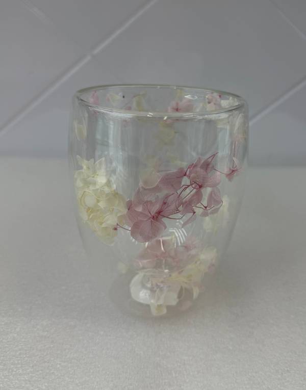 Цэцэгтэй стакан